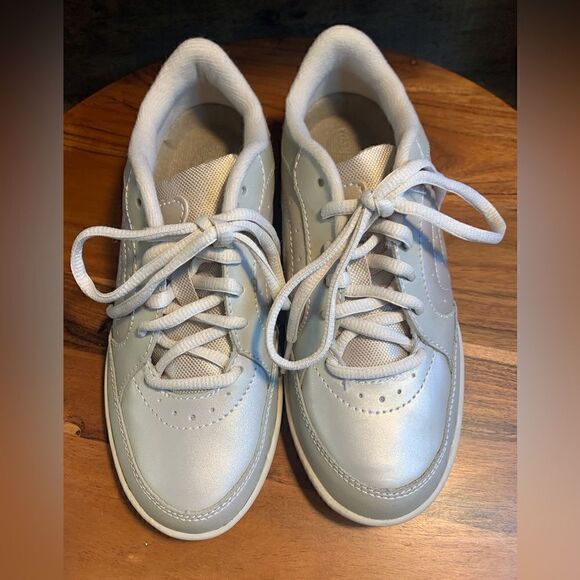 Easy Spirit comfy tie up shoes.  Inv 5061b - Picture 1 of 6